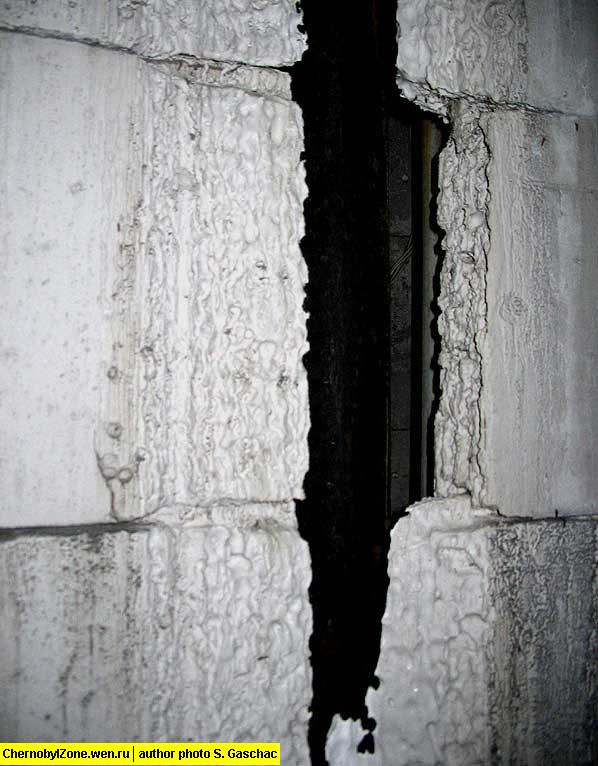 Эрозия железобетонных фундаментов и стен здания мертвого города-призрака Припять